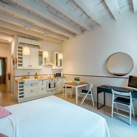 Art Street Studio Apartment *